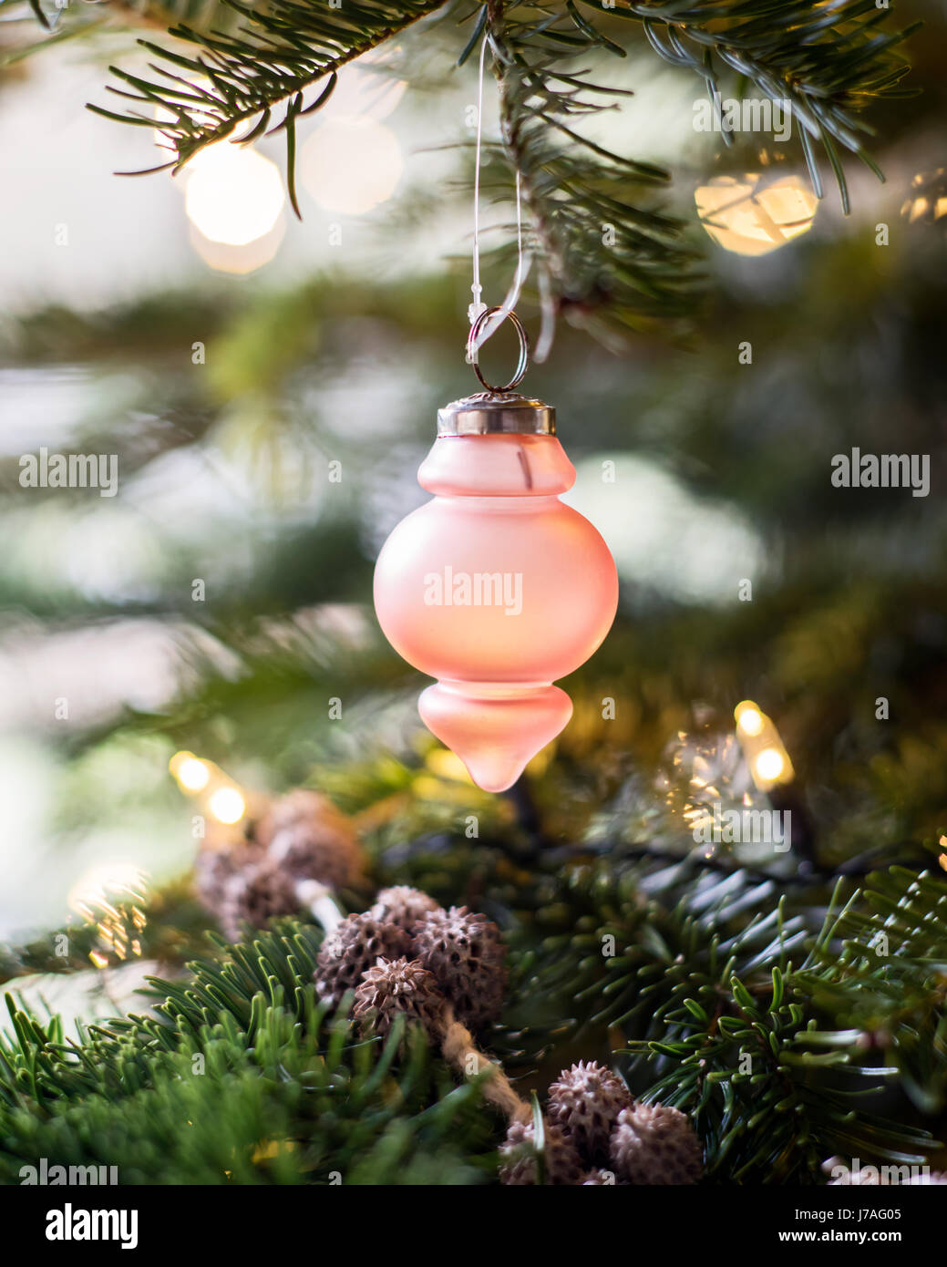 Detail von einem rosa dänische Glas Ornament auf einem Weihnachtsbaum Stockfoto