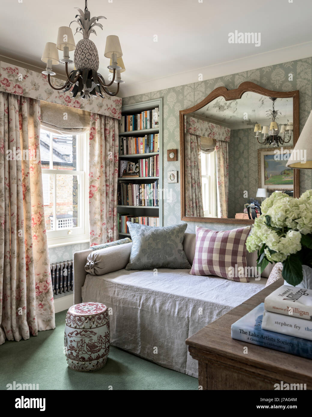 Überprüft Kissen auf Liege mit floral Gardinen im Gästezimmer Stockfoto