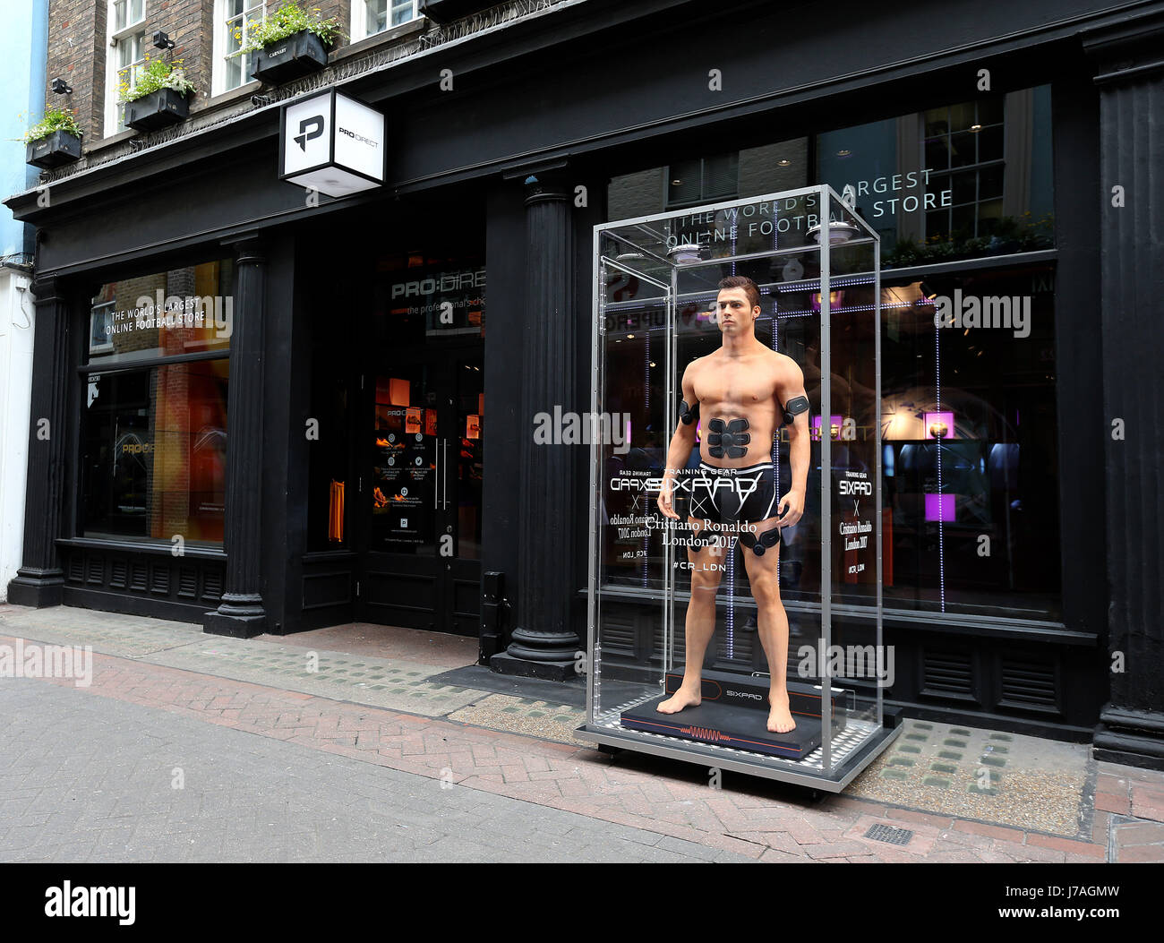 Shopper im Londoner Stadtteil Carnaby kommen von Angesicht zu Angesicht mit eine lebensgroße Nachbildung von Cristiano Ronaldo, wie japanische EMS Trainingsausrüstung SIXPAD seine Partnerschaft kündigt. Stockfoto