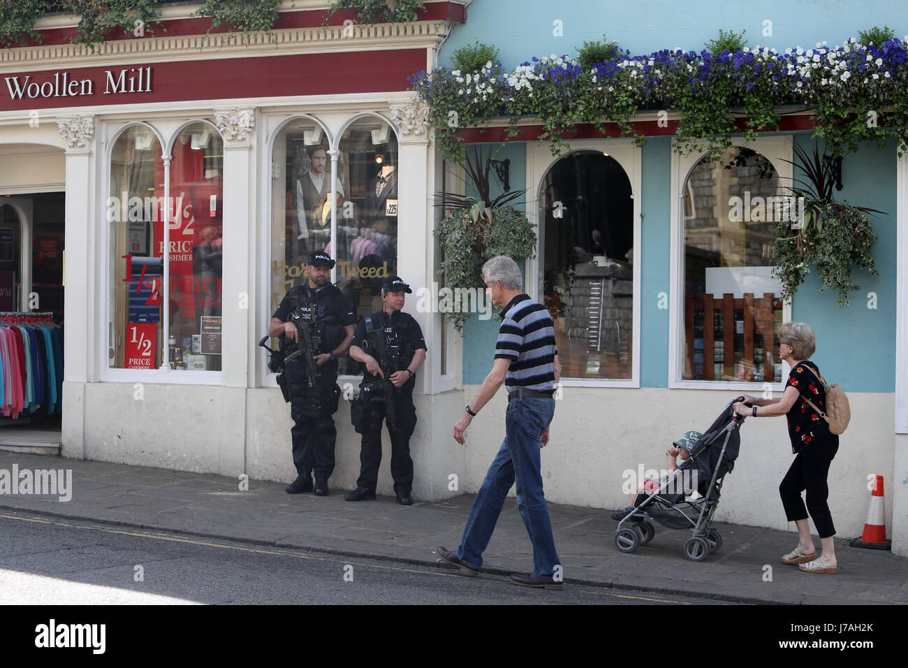 Bewaffnete Polizisten im Dienst außerhalb Geschäfte in Windsor, als militärisches Personal könnte für Konzerthallen bewachen bereitgestellt werden und Sportstadien unter einem Plan genehmigt von der Regierung im Zuge der Manchester Arena Gräueltat. Stockfoto