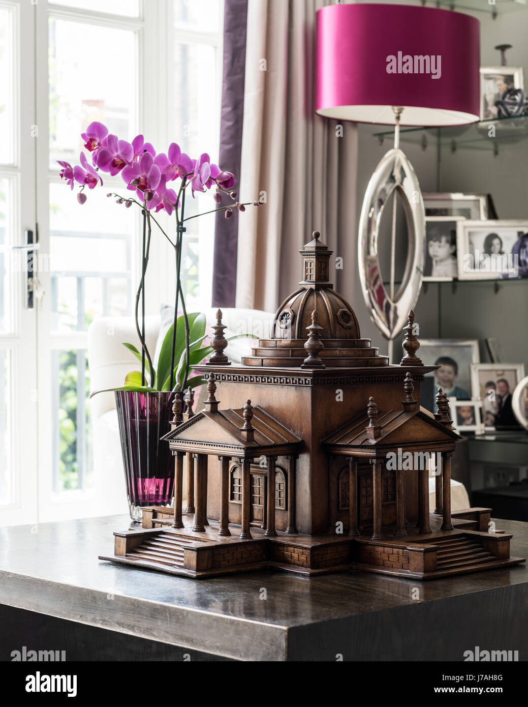 Architekturmodell und Orchidee in Victorian Terrace, London Stockfoto