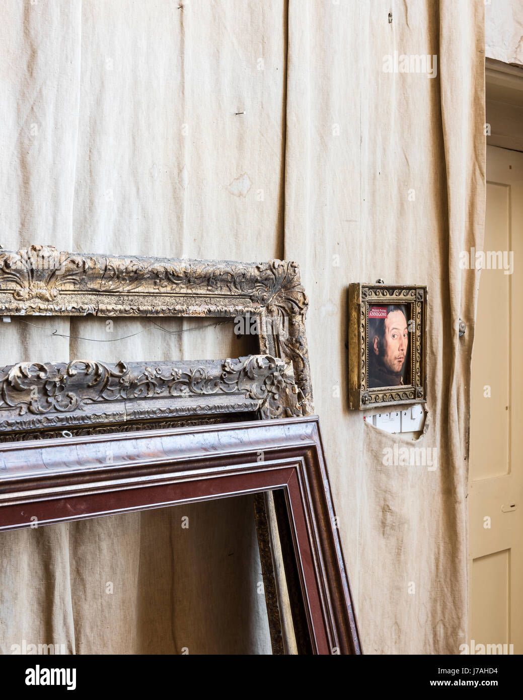 Ein Druck von einem Annigoni hängt selbst protrait von Frames Stoff hing Wand gelehnt Stockfoto