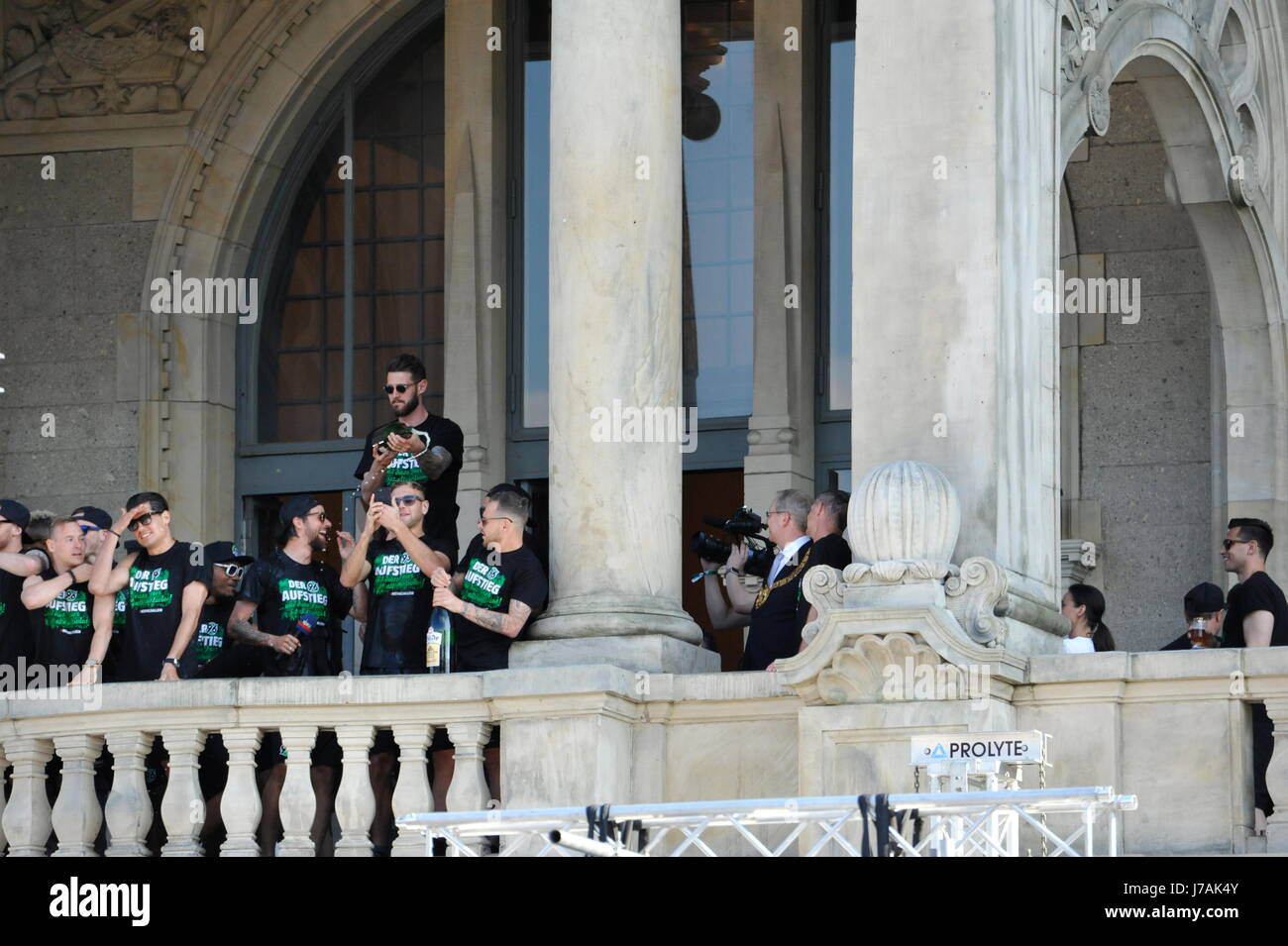 Hannover 96 startete die offizielle Aufstiegsparty am Montag auf dem Trammplatz vor den Rathaus Stockfoto