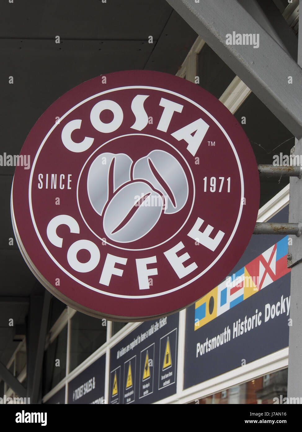 Costa Coffee Schild am Portsmouth Historic Dockyard, England Stockfoto