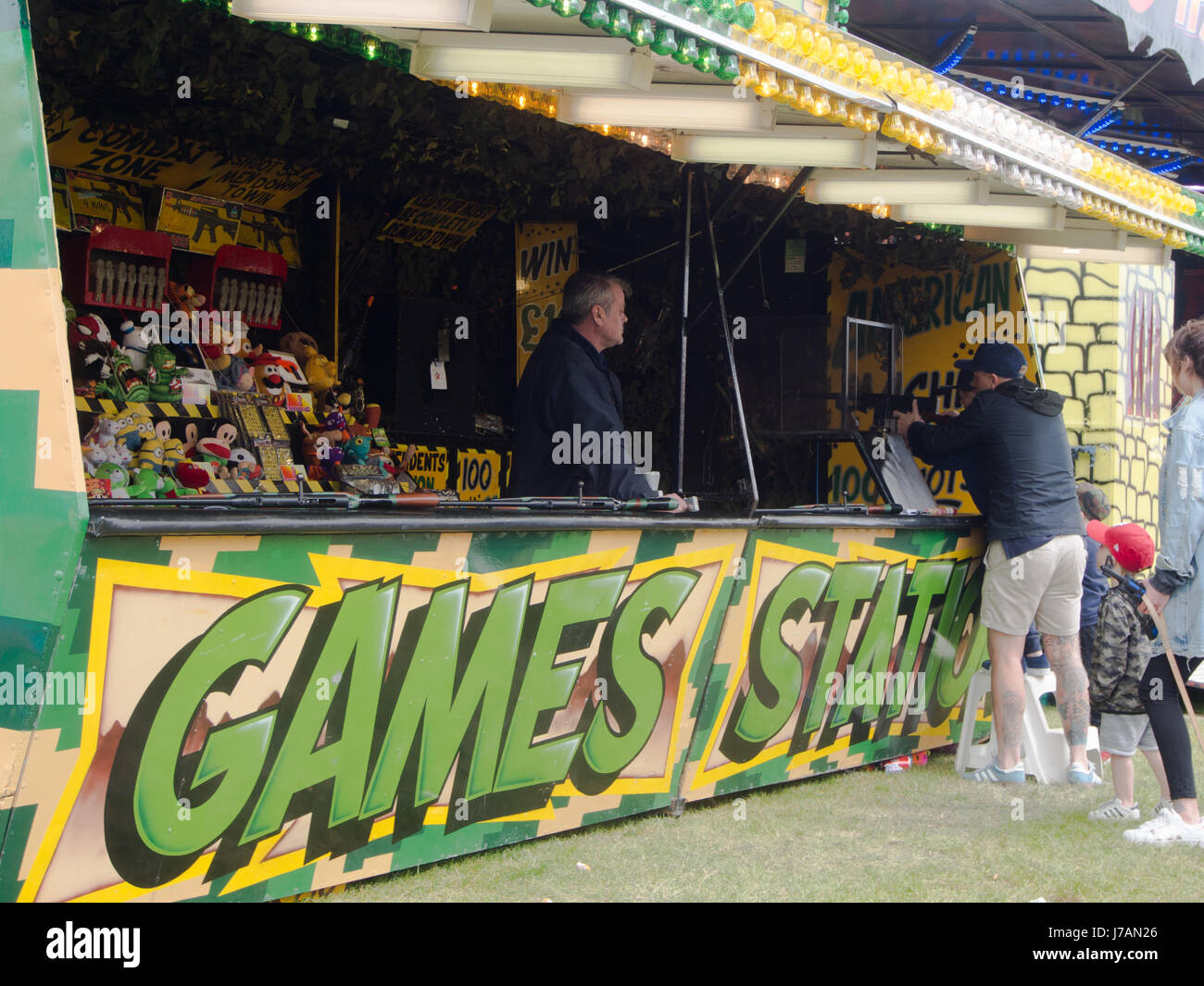 Ein Schießstand-Spiel auf einem Rummelplatz Stockfoto