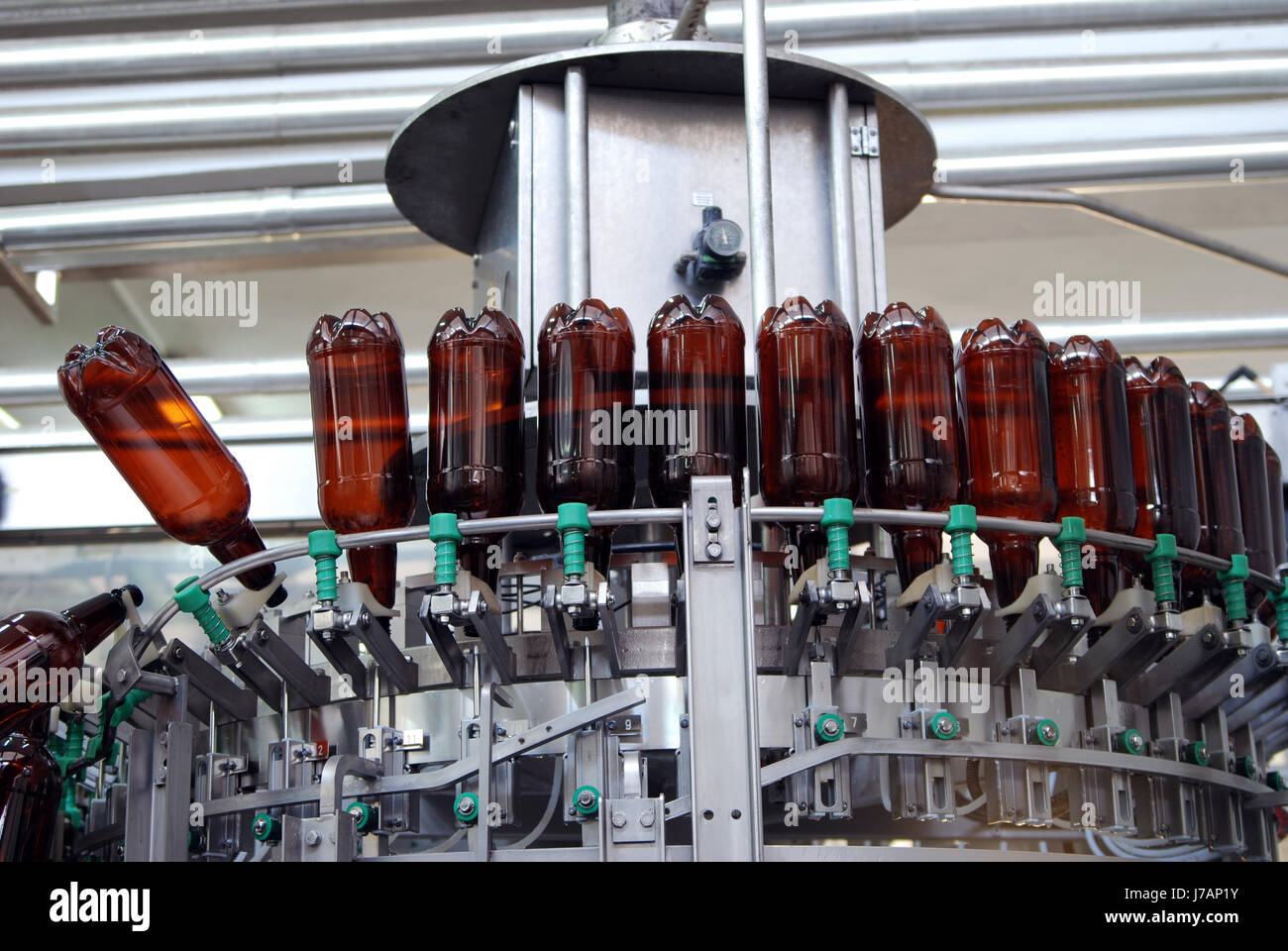 Alkohol Bier Flasche Gürtel Brauerei Förderband Fach Turm Industrie Europa  Stockfotografie - Alamy