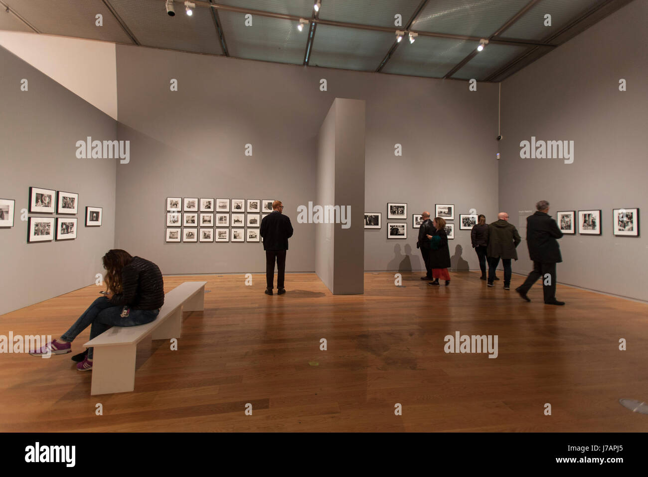 Galerie und Besucher dieser Seite von einer Ausstellung Stockfoto