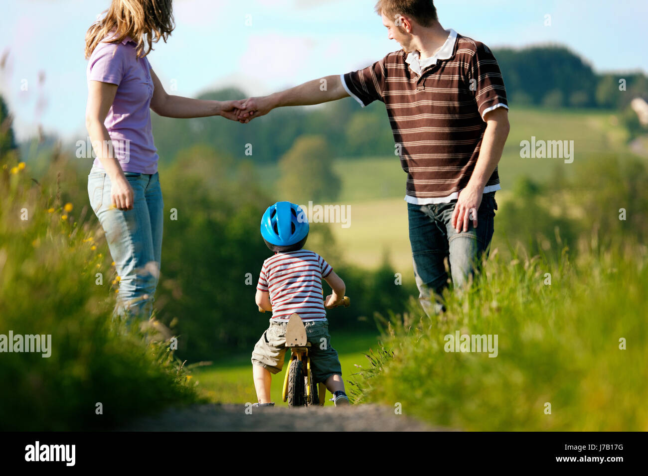 Familie Wandern und Radfahren im Sommer Stockfoto