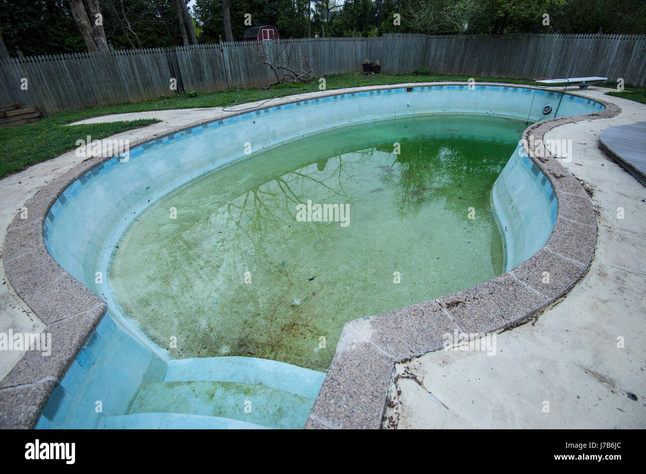 Schmutzige vernachlässigte Schwimmbad Stockfoto