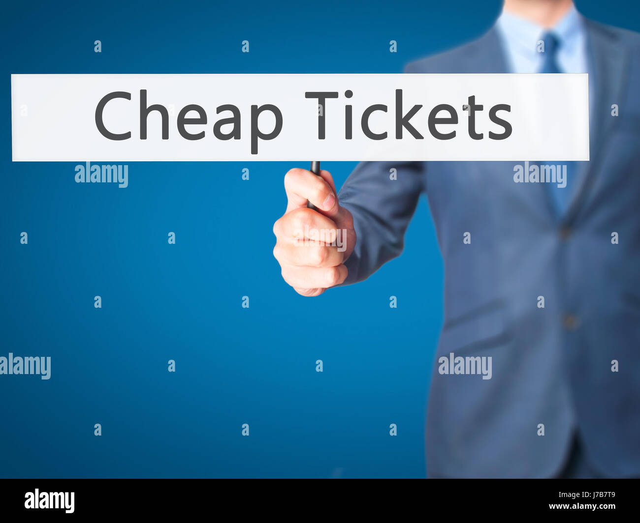 Günstige Tickets - Geschäftsmann Hand mit Schild. Wirtschaft, Technologie, Internet-Konzept. Stock Foto Stockfoto