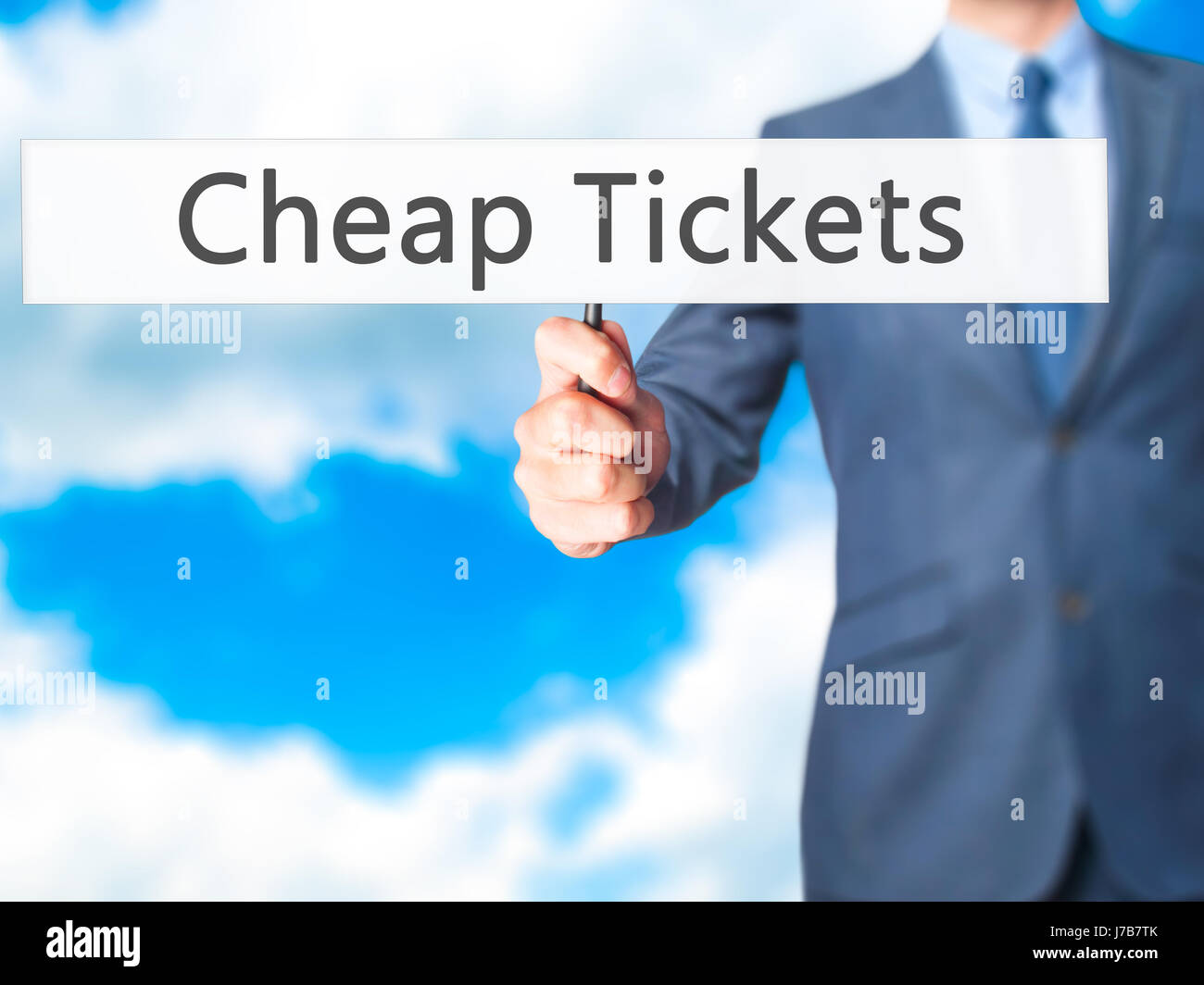 Günstige Tickets - Geschäftsmann Hand mit Schild. Wirtschaft, Technologie, Internet-Konzept. Stock Foto Stockfoto