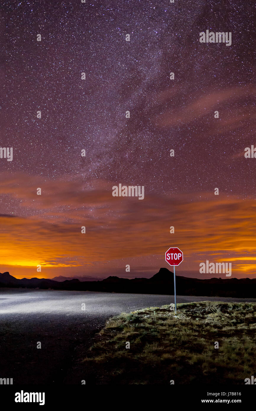 Desert Road-Kreuzung mit Stoppschild & Stars Stockfoto