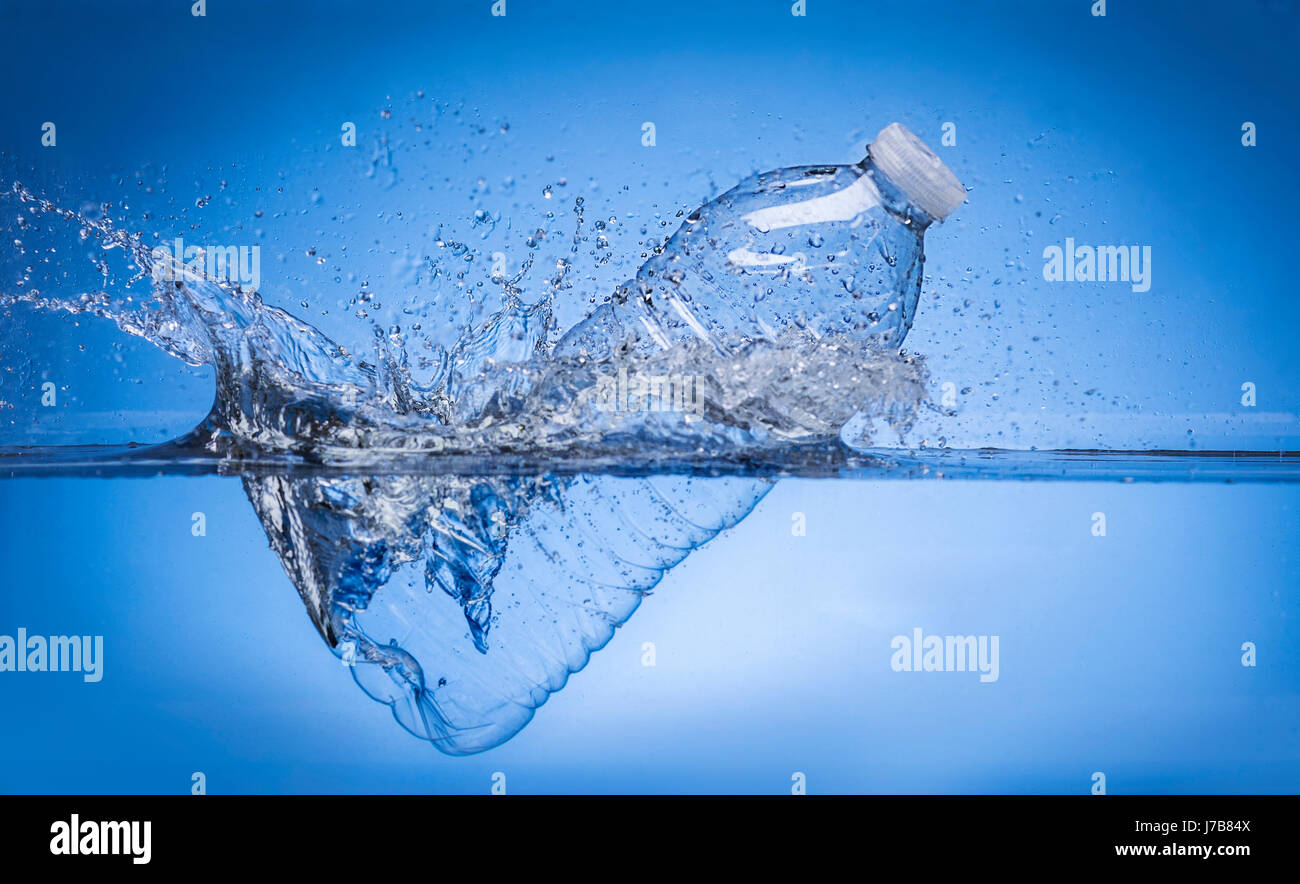 Flasche Wasser planschen im Wasser Stockfoto