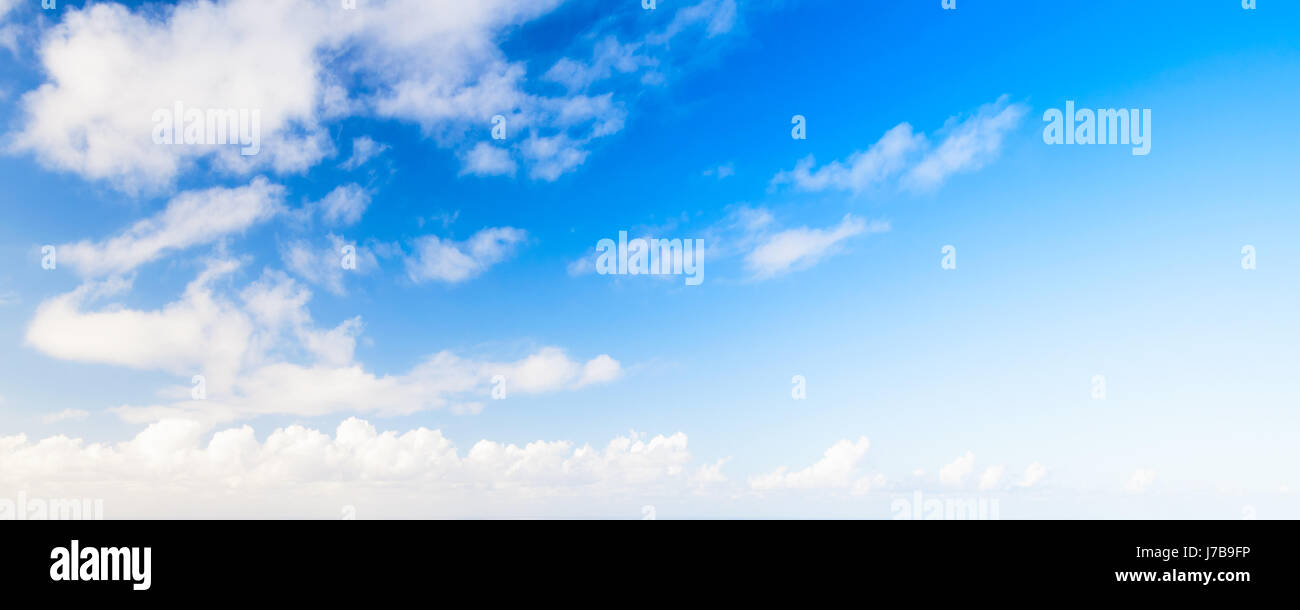 Wolken am blauen Himmel, Panorama Foto Hintergrundtextur Stockfoto