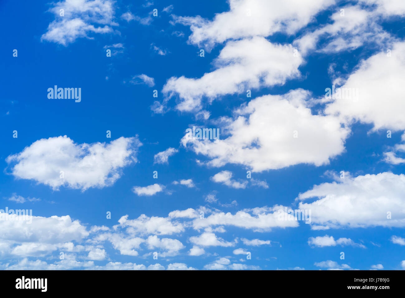 Weißen Cumulus-Wolken am blauen Himmel, natürliche Fotohintergrund Stockfoto