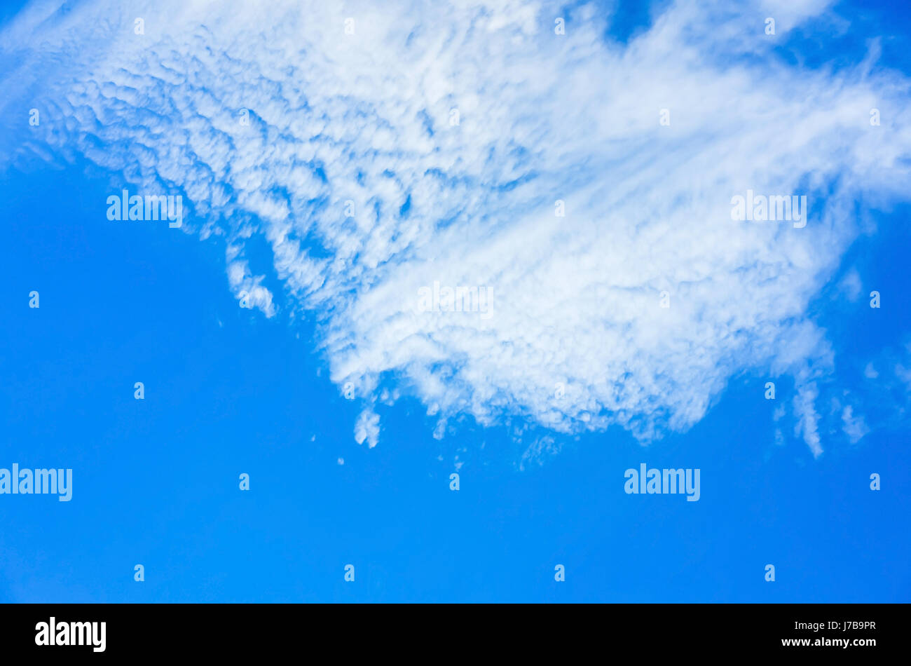 Blauer Himmel mit weißen Wolken, natürliche Hintergrundtextur Foto Stockfoto