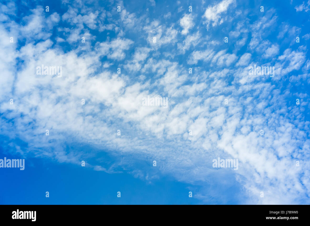 Blauer Himmel mit weißen Altocumulus Wolken am tagsüber, Hintergrundtextur Foto Stockfoto