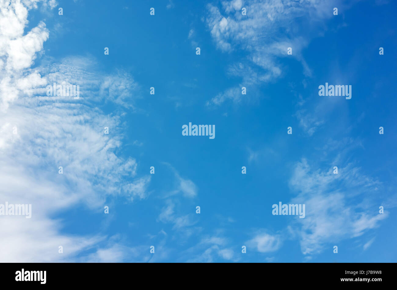 Blauer Himmel mit weißen Altocumulus und Cirrus-Wolken, natürliche Hintergrundtextur Foto Stockfoto