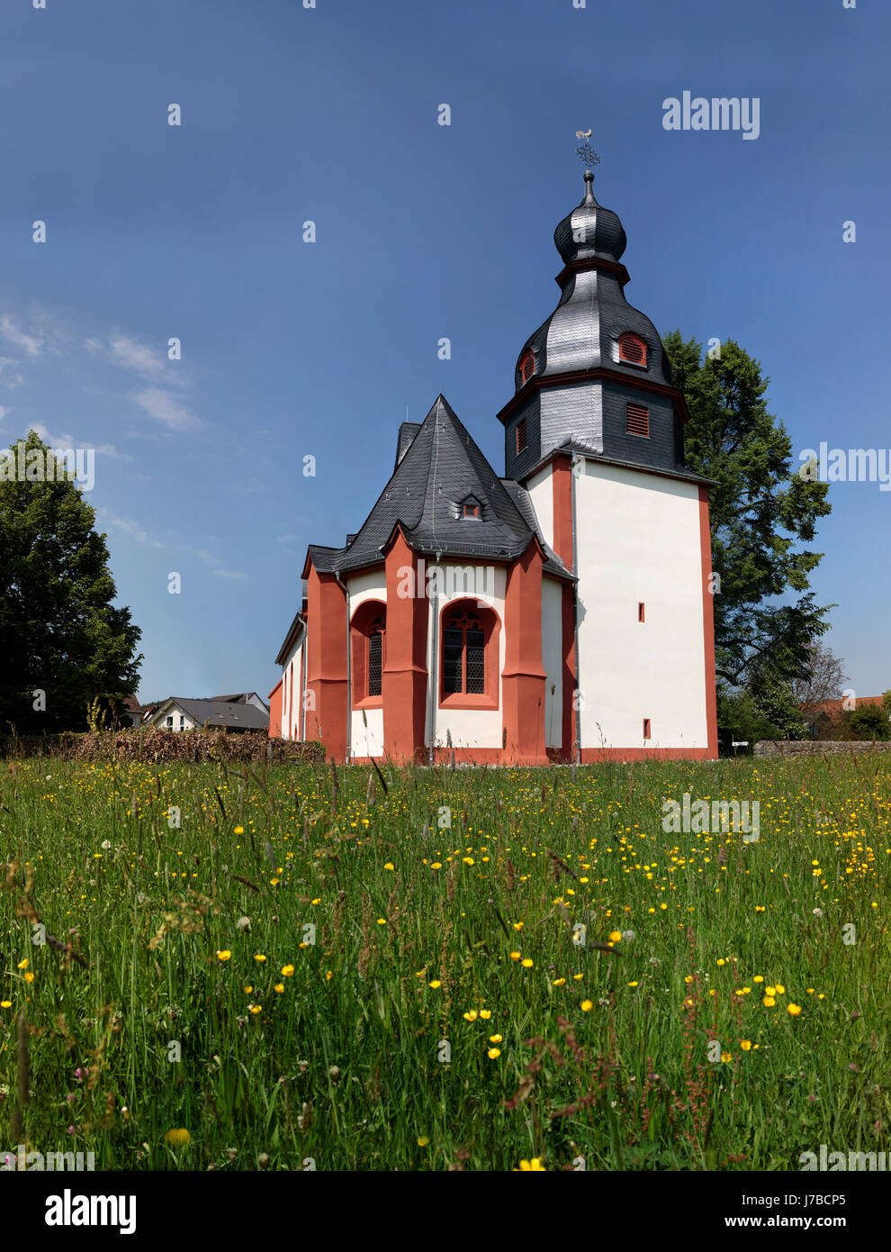 Sommer Wiese Gemeinschaft Dorfkirche Marktstadt Kirche bukolischen Europa Stockfoto