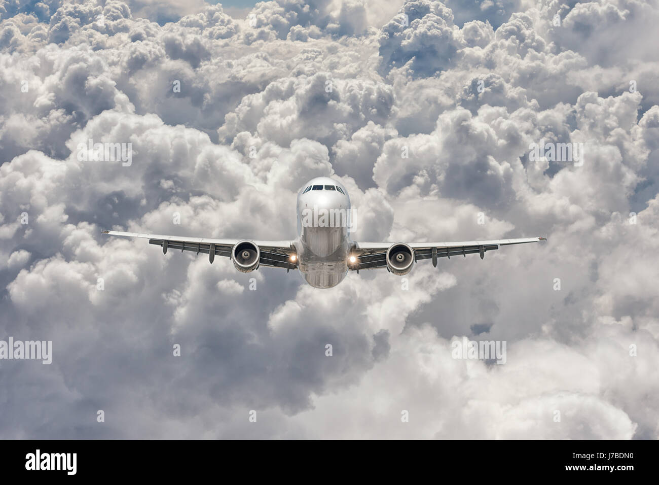 Vorderansicht eines großen Strahl Flugzeug fliegen durch die Wolken Stockfoto