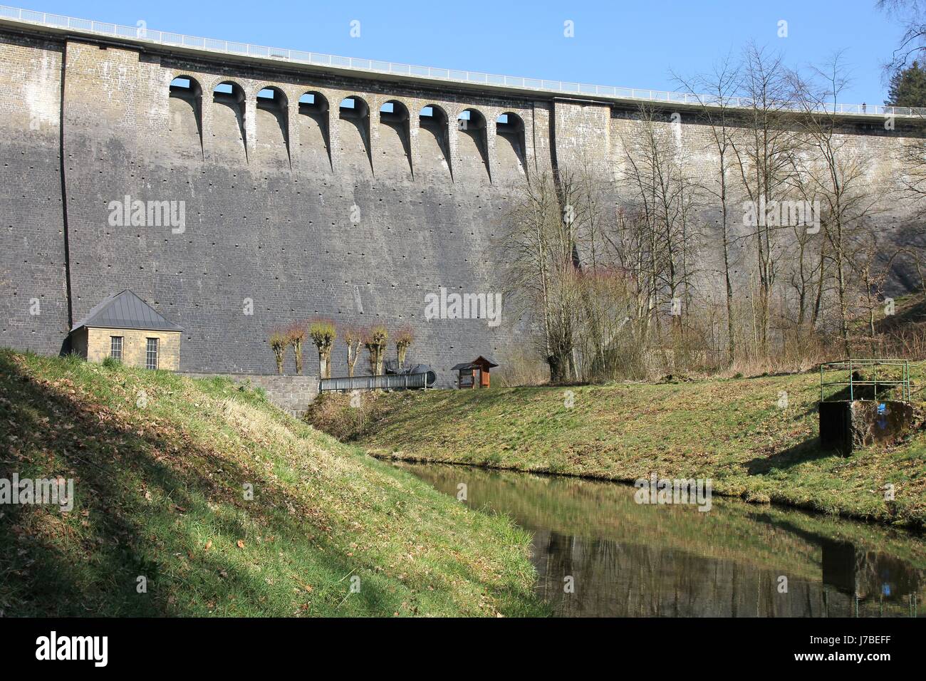 Damm der Aggertalsperre - Stausee in der Nähe von Gummersbach / Deutschland Stockfoto