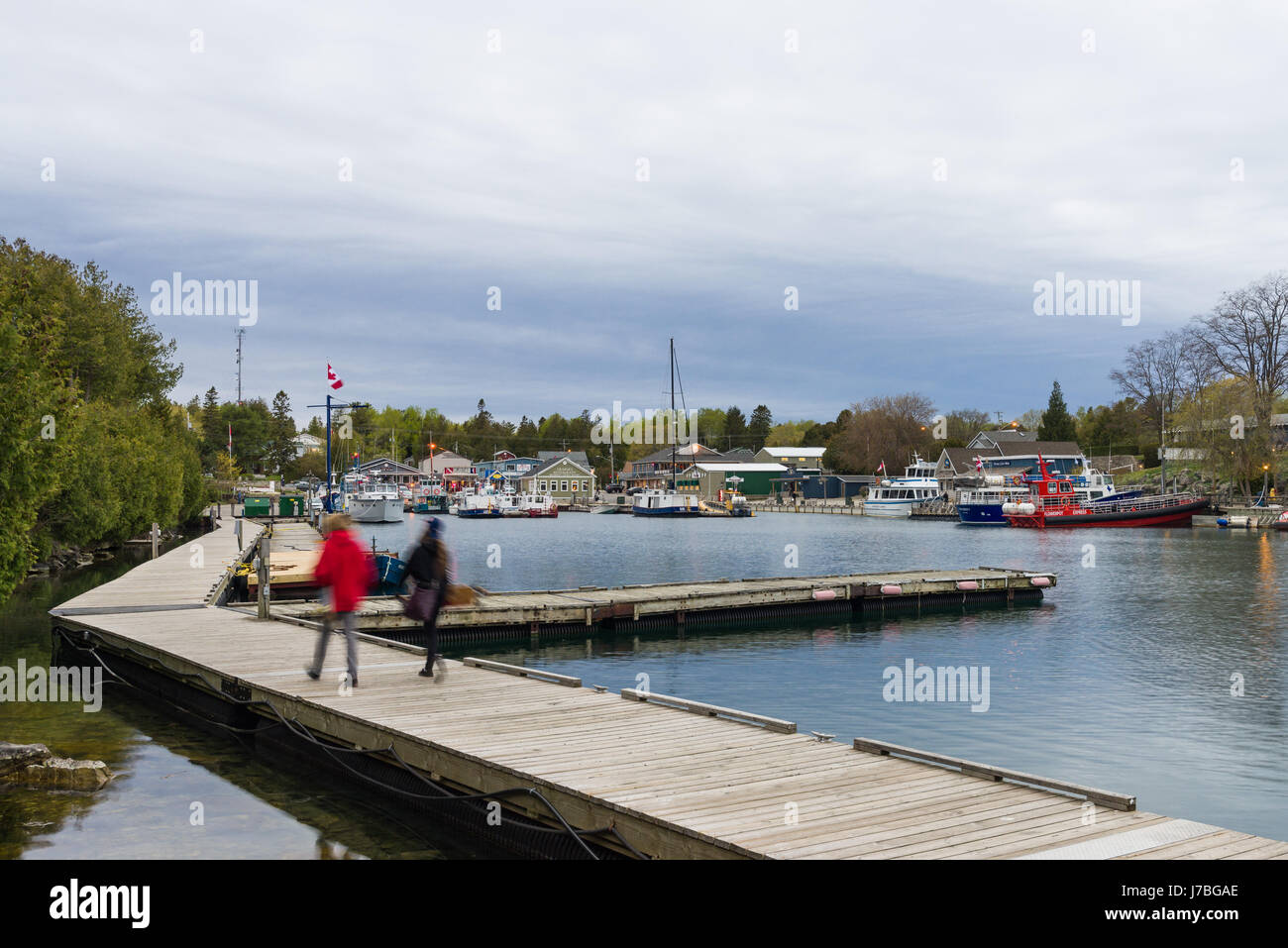 Kleine Wanne Hafenpromenade mit Menschen Spazieren in der Dämmerung, Tobermory, Ontario, Kanada Stockfoto