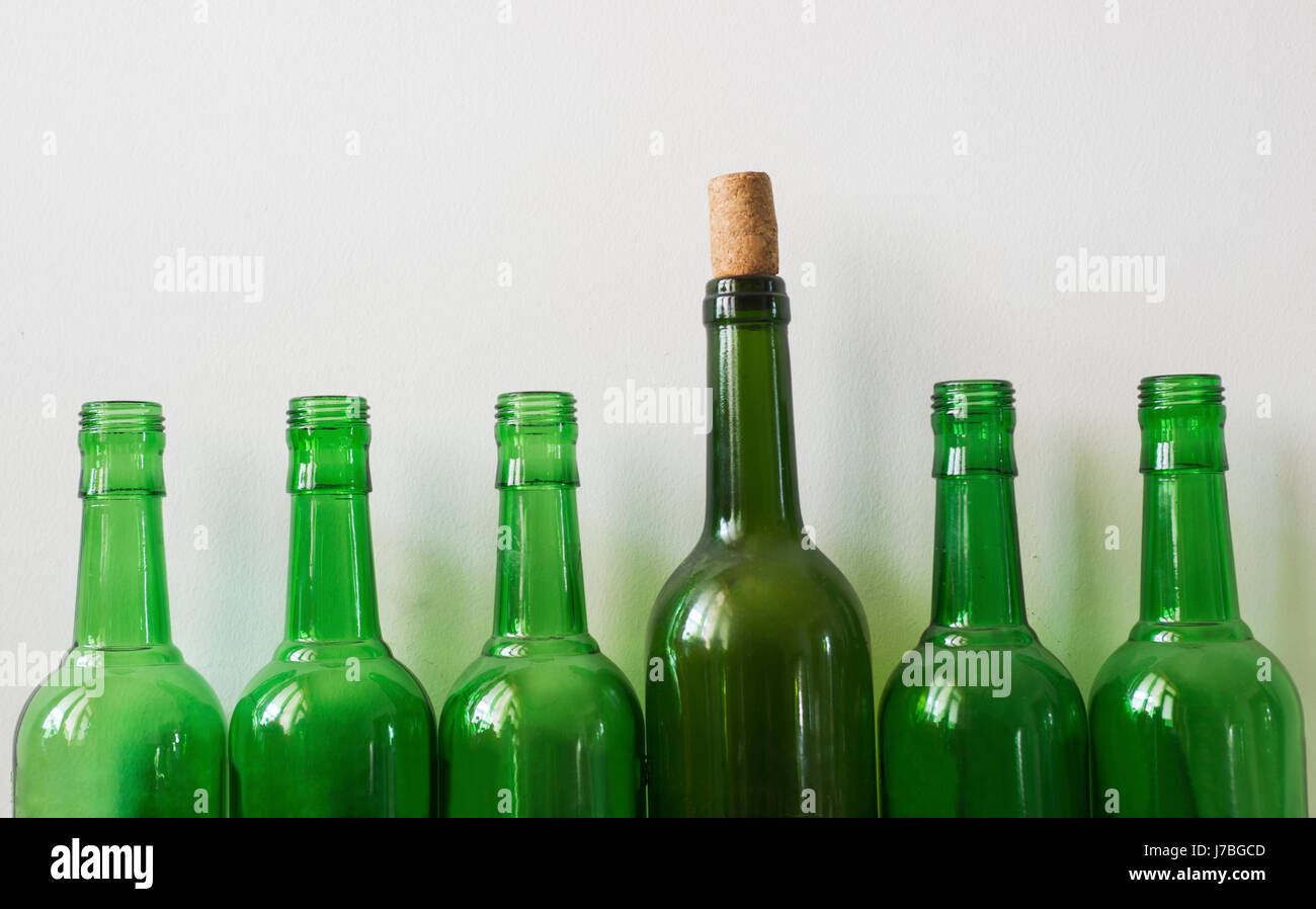 Close-up von Bier und Wein Flasche auf weißem Hintergrund Stockfoto