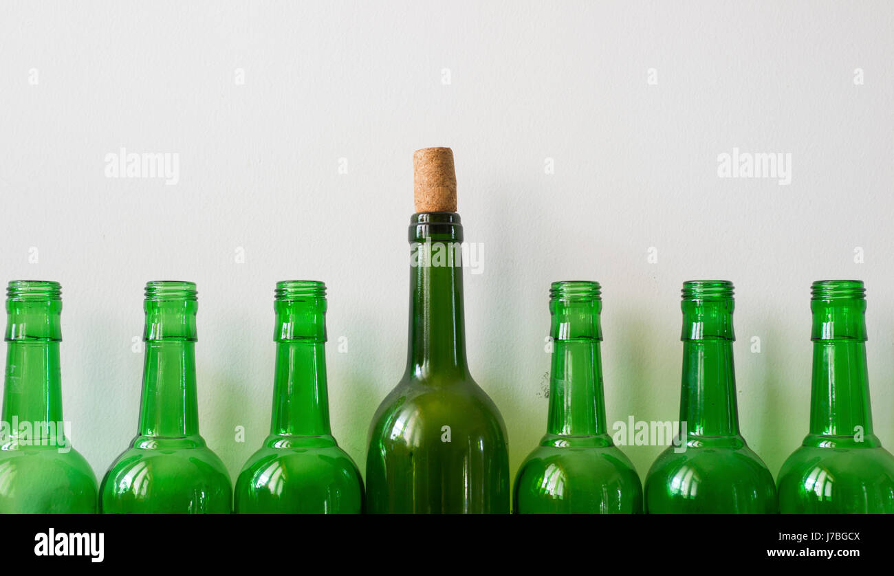 Close-up von Bier und Wein Flasche auf weißem Hintergrund Stockfoto