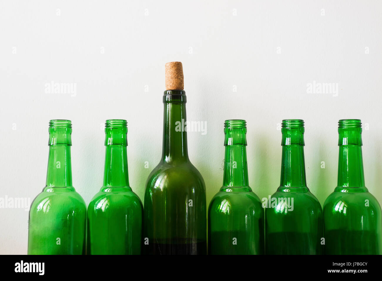 Close-up von Bier und Wein Flasche auf weißem Hintergrund Stockfoto