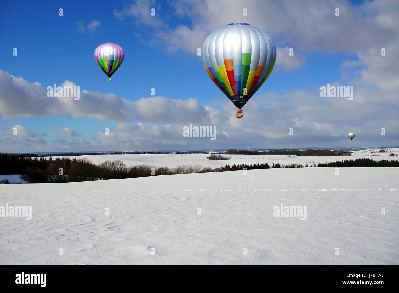 Ballons über der verschneiten eifel Stockfoto