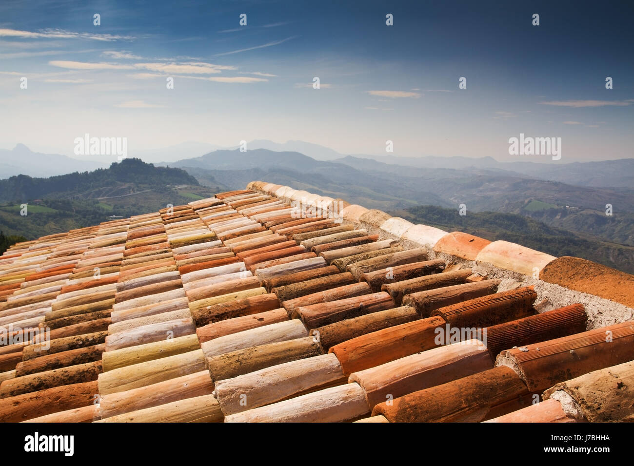 Ziegel Dach Ziegel auf dem Dach Italien Hausbau Detail Stein antik braun gefliest Stockfoto