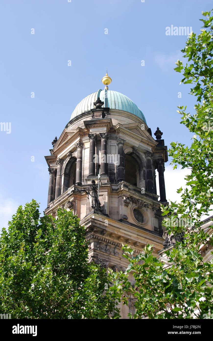 Dom Berlin Portrait Format Glockenturm Berliner Emblem blau Detail Religion Stockfoto