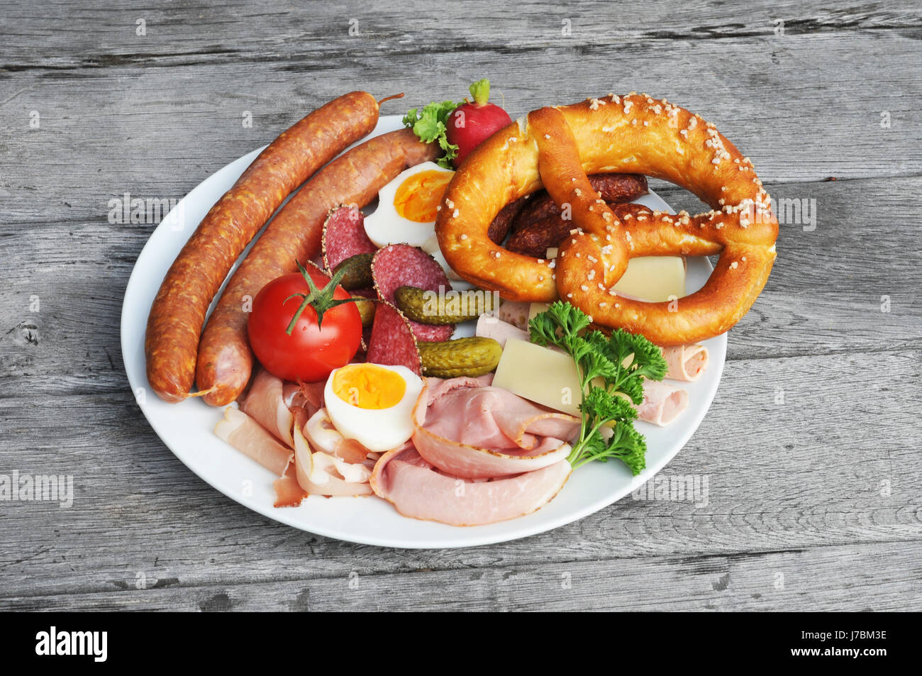 Snack Zeit Essen Fruhstuck Fruhstuck Wurst Gemutliche Deutsche Bierkase Saftig Stockfotografie Alamy