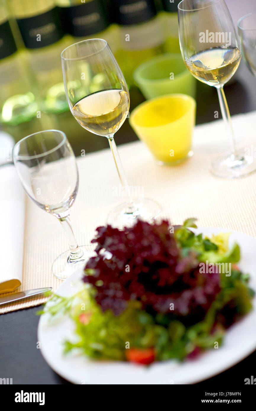 Essen im Restaurant Esstisch leer Europäische kaukasische Küche Teller Supper Abendessen Stockfoto