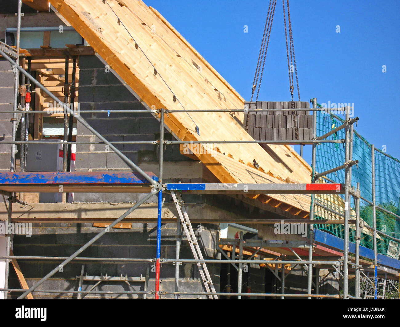 Haus Gebäude neue Gebäude Haus bauen Dach Balken Zimmermann auf dem Dach bauen Holz Stockfoto