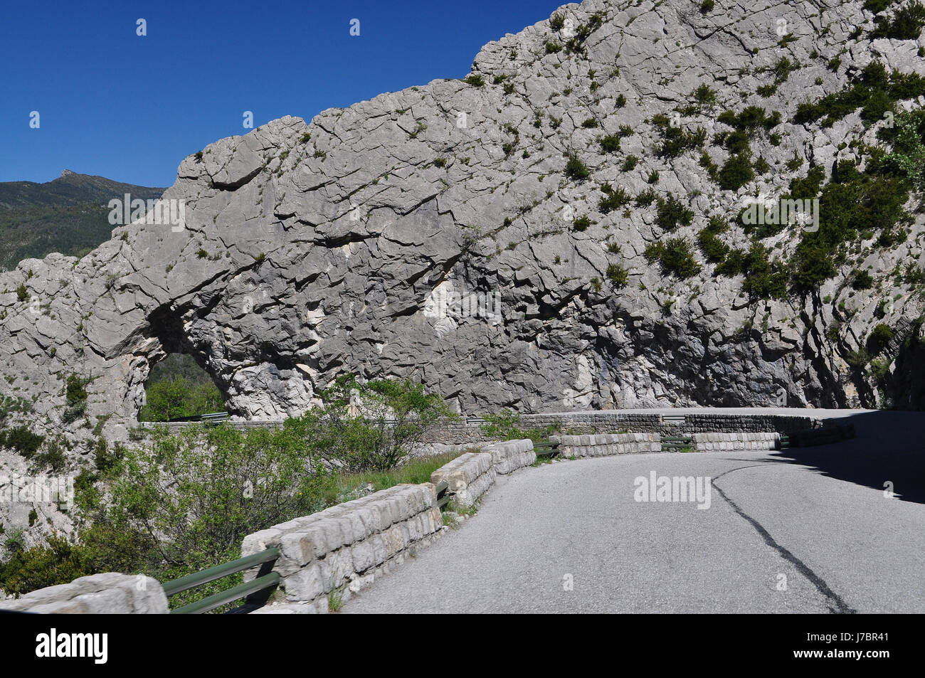 Berge Tunnel Kurve links abbiegen Berges Gipfel fest blauen Berge Alpen Stockfoto