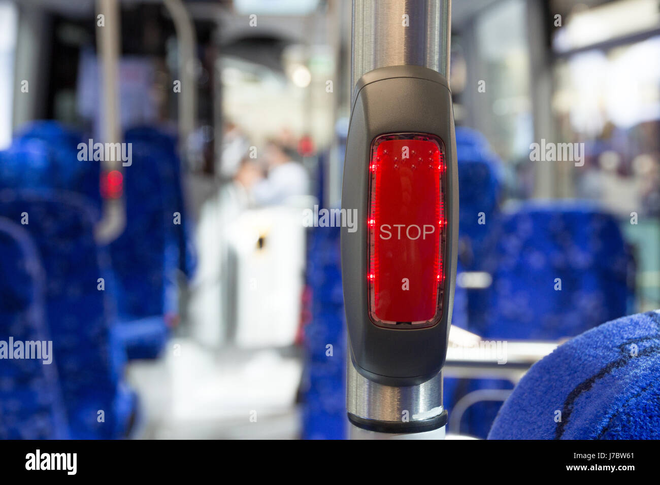 Beleuchtete Stopp-Taste in einem modernen Bus. Stockfoto