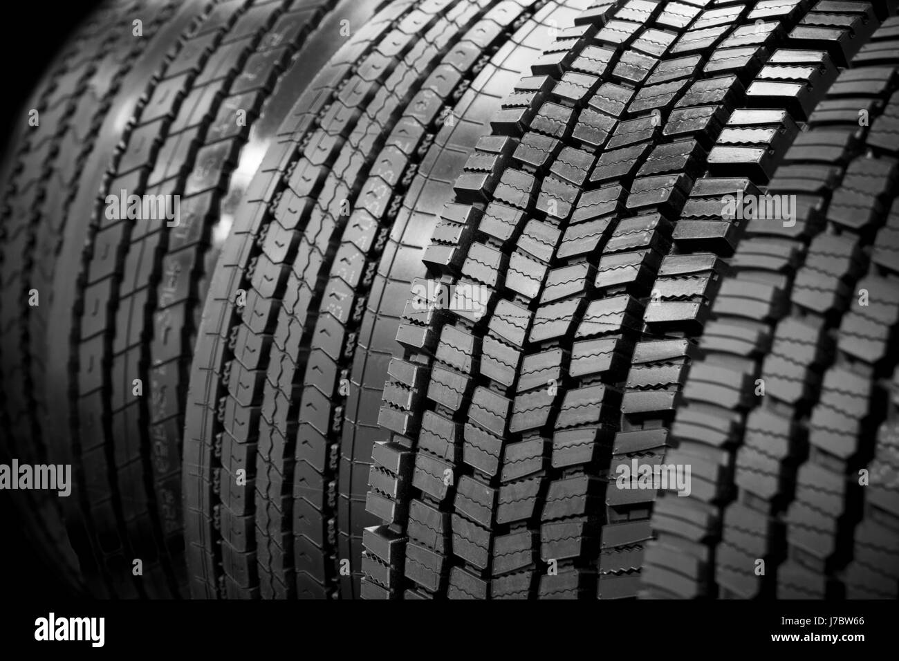 Anderes Profil LKW-Reifen auf einem schwarzen Hintergrund Stockfoto