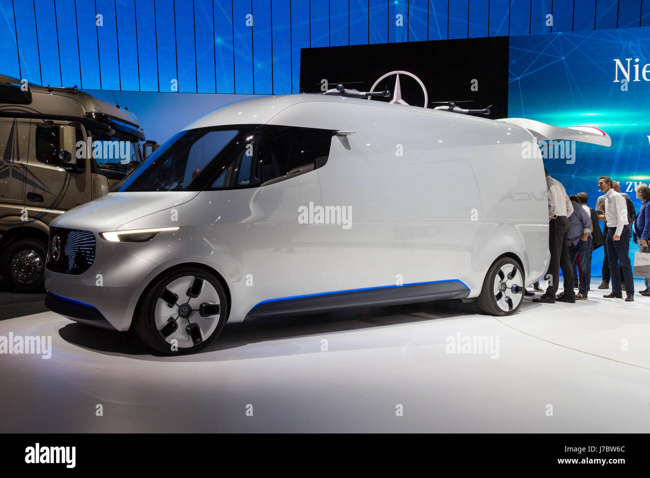 HANNOVER, Deutschland - SEP 21, 2016: Mercedes-Benz Vision Van-Konzept präsentiert auf der Internationalen Automobilausstellung für Nutzfahrzeuge. Ausgestattet mit dro Stockfoto