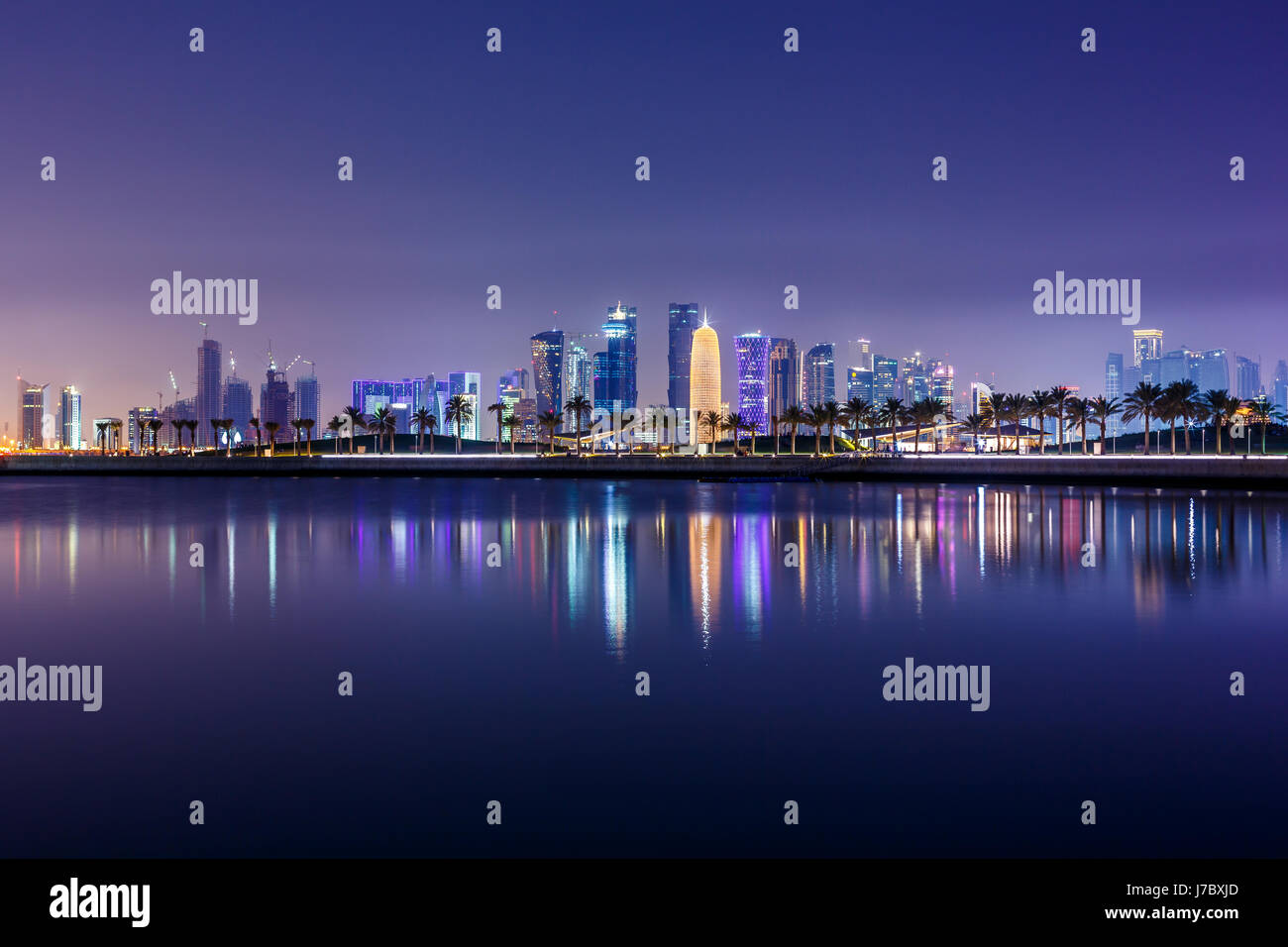 Doha City Skyline bei Nacht. Katar, Nahost Stockfoto