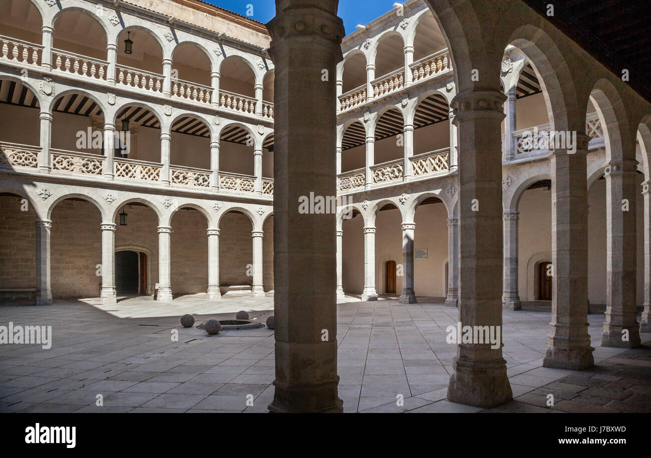 Spanien, Kastilien und Leon, Valladolid, inneren Kolonnaden des Palacio de Santa Cruz, ein 15. Jahrhundert Early Renaissance-Palast Stockfoto