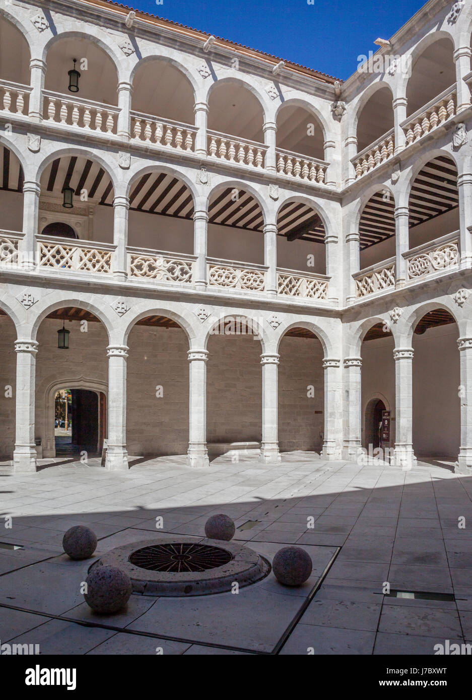 Spanien, Kastilien und Leon, Valladolid, inneren Kolonnaden des Palacio de Santa Cruz, ein 15. Jahrhundert Early Renaissance-Palast Stockfoto