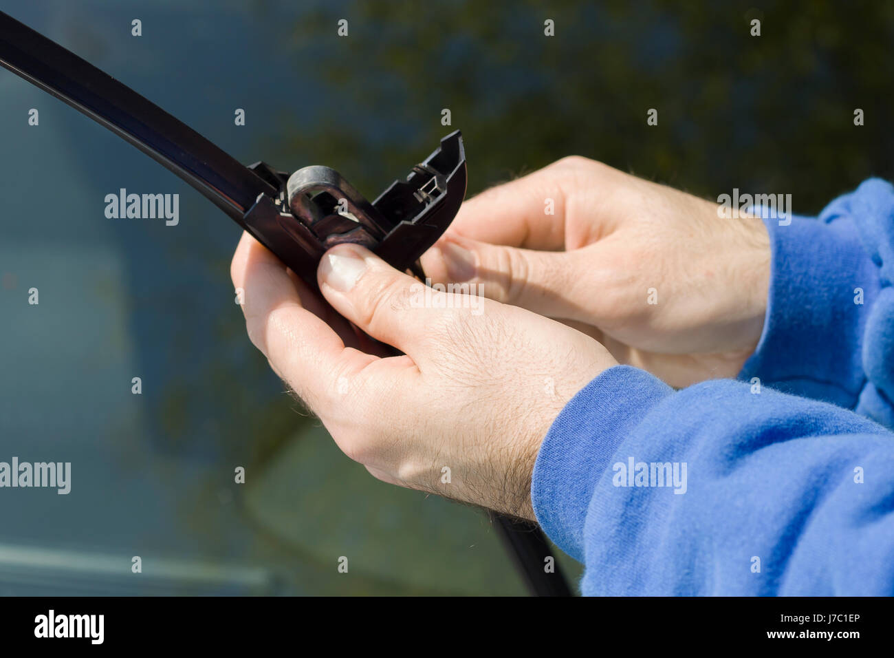 Entfernen die beschädigten Wischer vom Arm. Austausch der vorderen Scheibenwischer. Die Hände der Instandhalter tauschen die Scheibenwischer blad Stockfoto