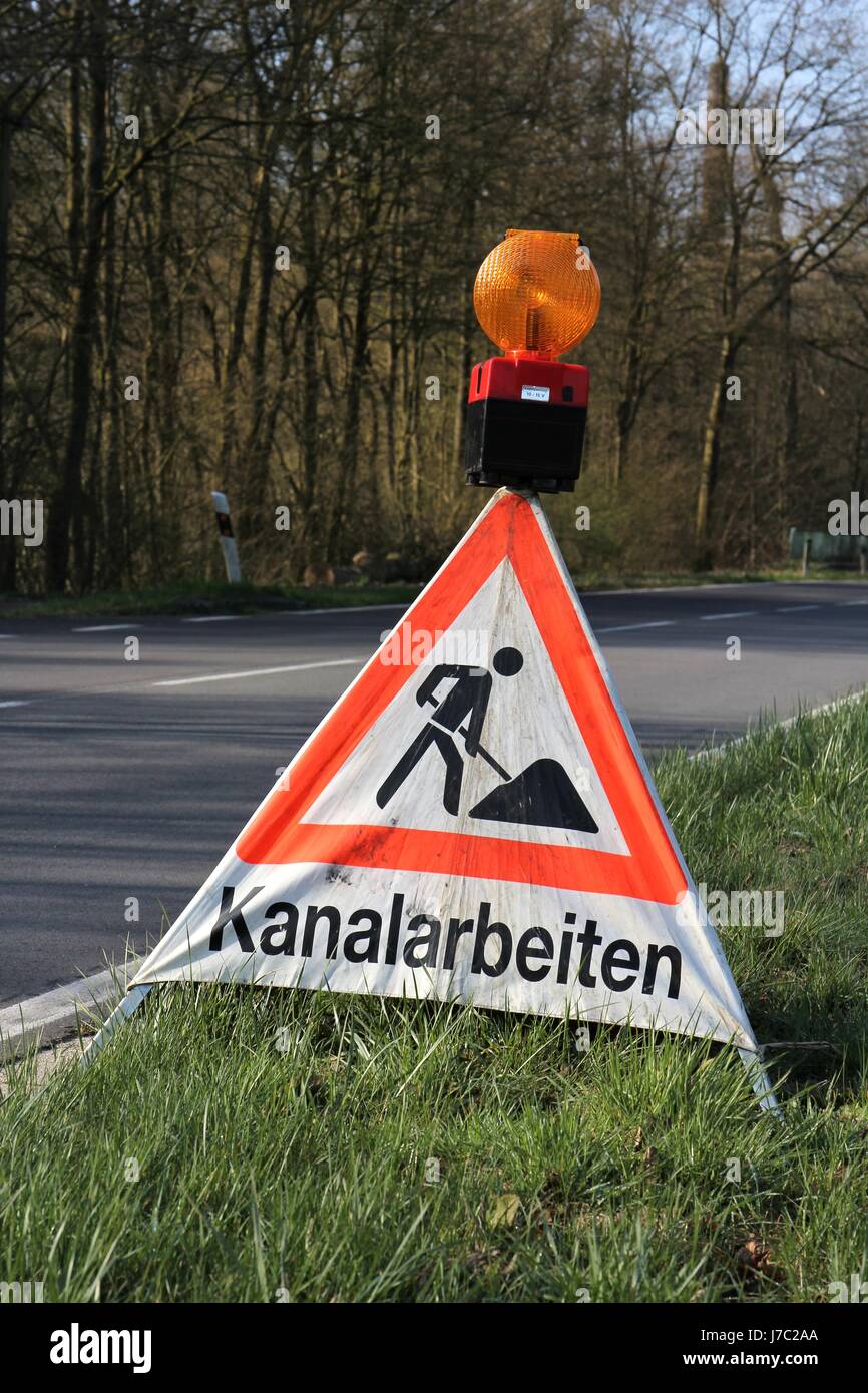 Deutsche Verkehrszeichen: Baustelle - arbeiten am Abwassersystem Stockfoto