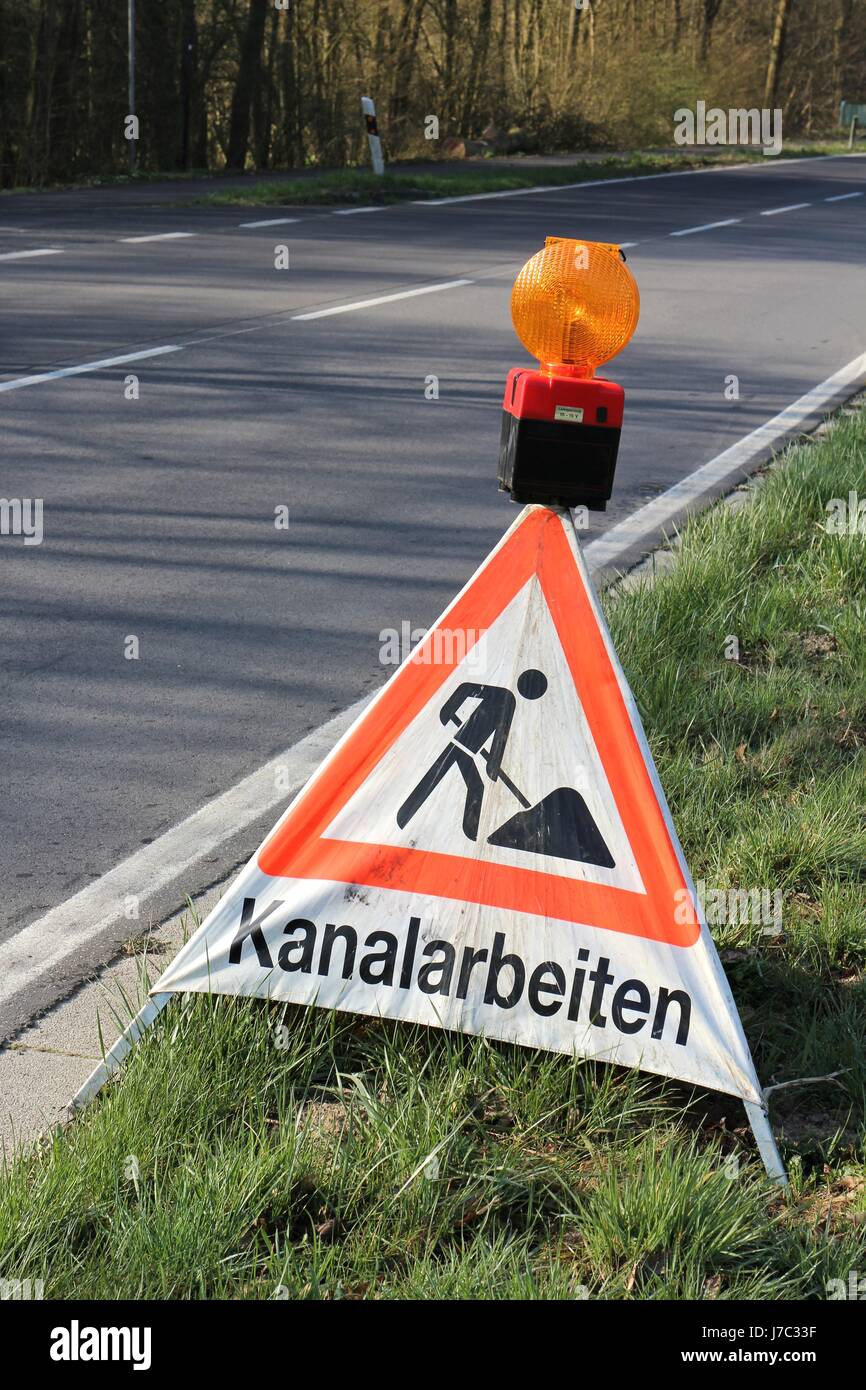Deutsche Verkehrszeichen: Baustelle - arbeiten am Abwassersystem Stockfoto