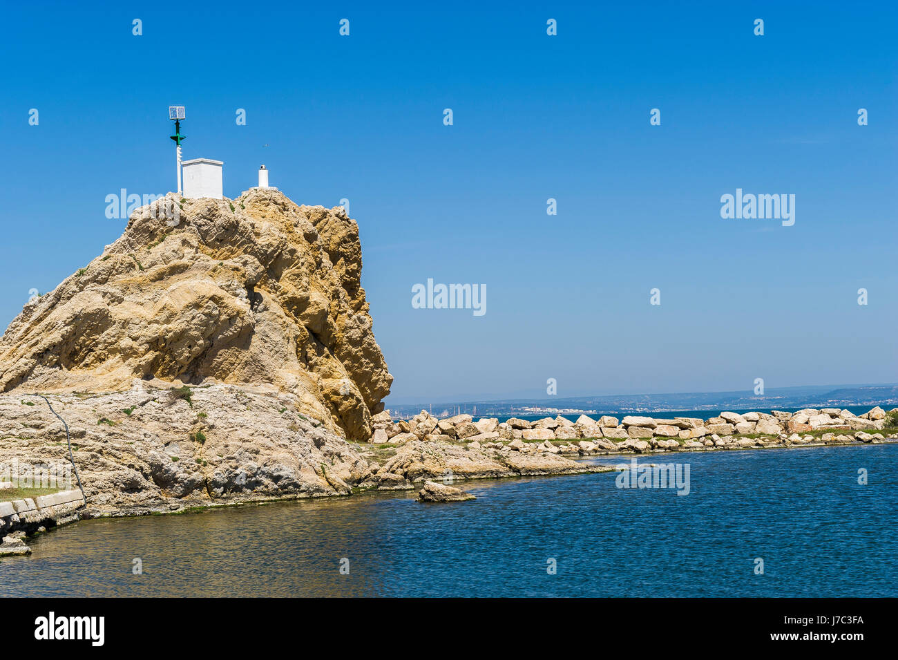 Rochers à des' Trois Frères' l'extrémité de l'anse de La Mède Châteauneuf-les-Martigues Provence Frankreich Stockfoto