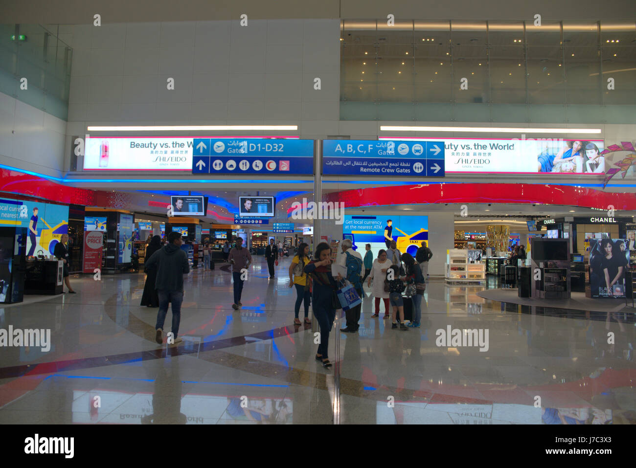 Einkaufen in den Duty-Free-Bereich des Dubai International Airport Stockfoto