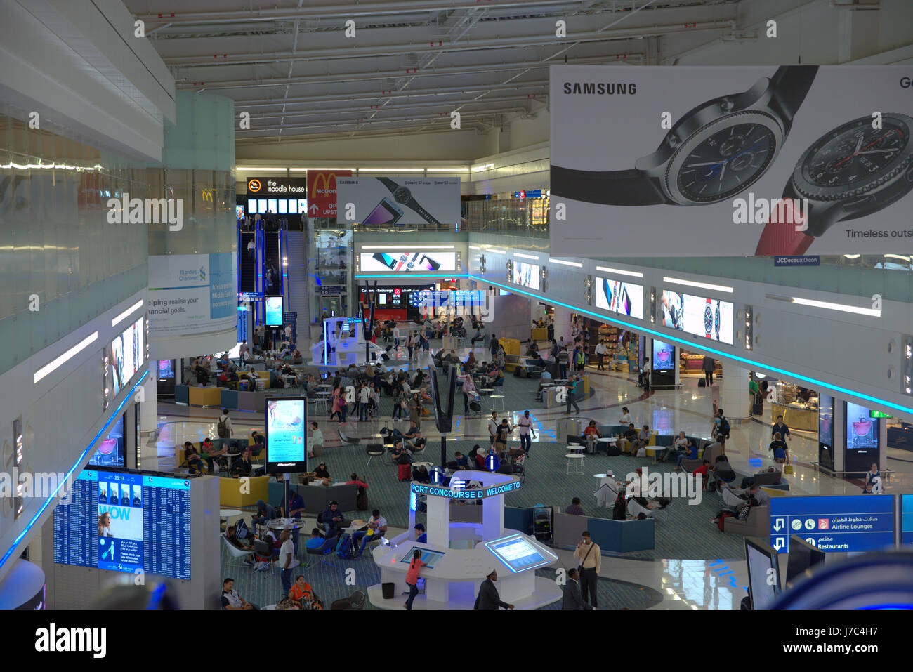 Einkaufen in den Duty-Free-Bereich des Dubai International Airport Stockfoto