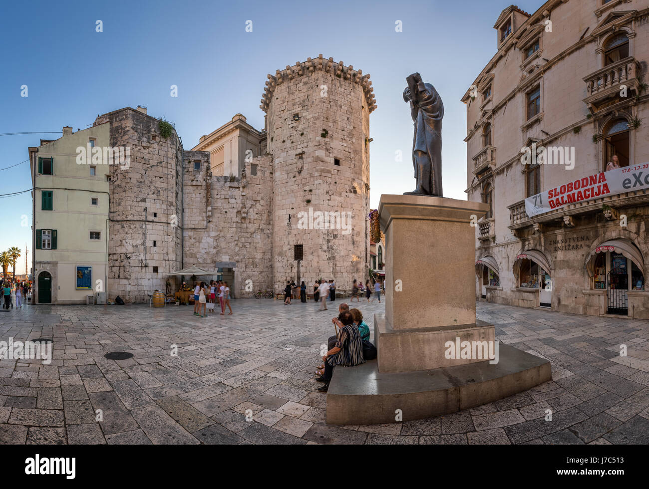 SPLIT, Kroatien - 28. Juni 2014: Panorama der Klammer Radic Square und Statue des kroatischen Dichters Marko Marulic. Marko Marulic wurde am 18 August 1450 geboren. Stockfoto