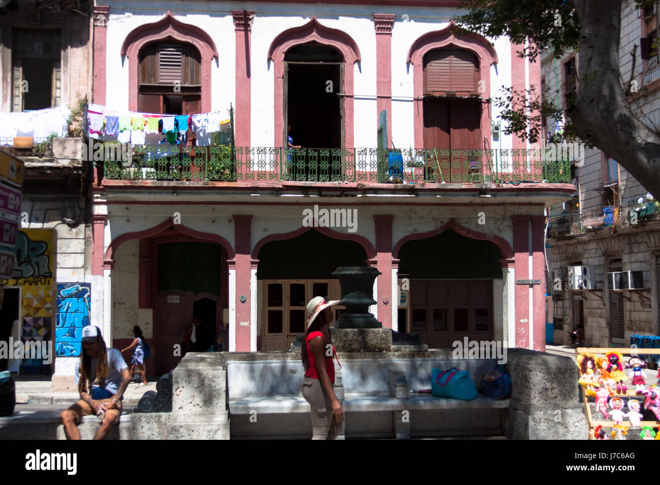 Wäsche auf dem Balkon eines alten kolonialen Gebäude, alte Havanna, Kuba Stockfoto